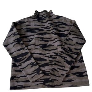 Tahari Camouflage Long sleeve Turtleneck Sweater Size Medium